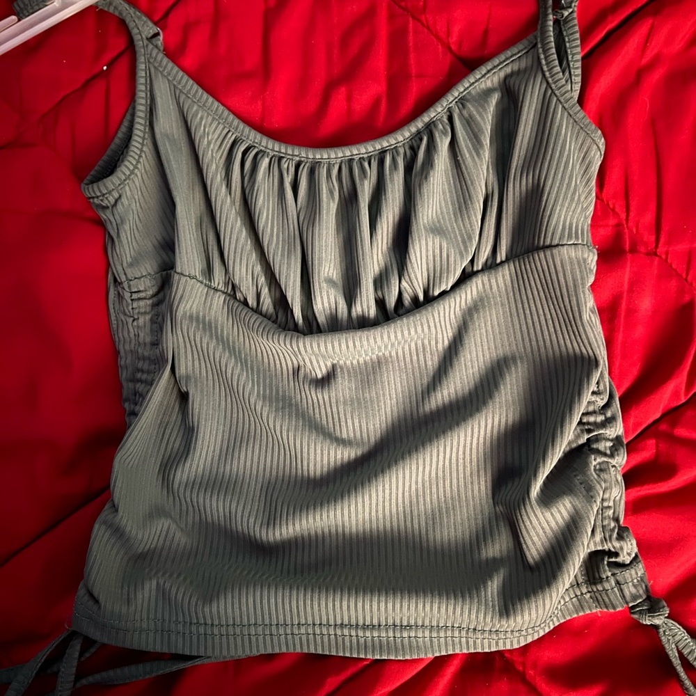 grey tank top
